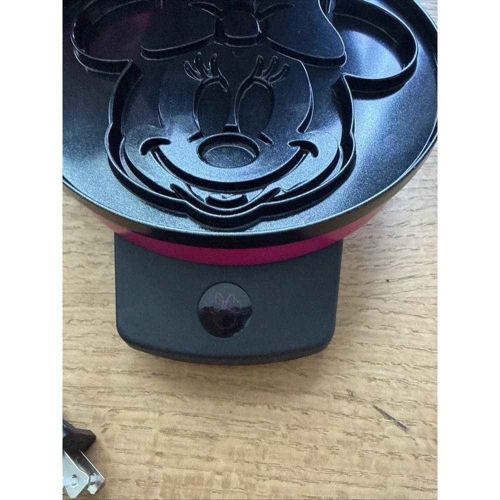 Disney Model DMG-31 Minnie Mouse Waffle Maker Pink NIB New In Box